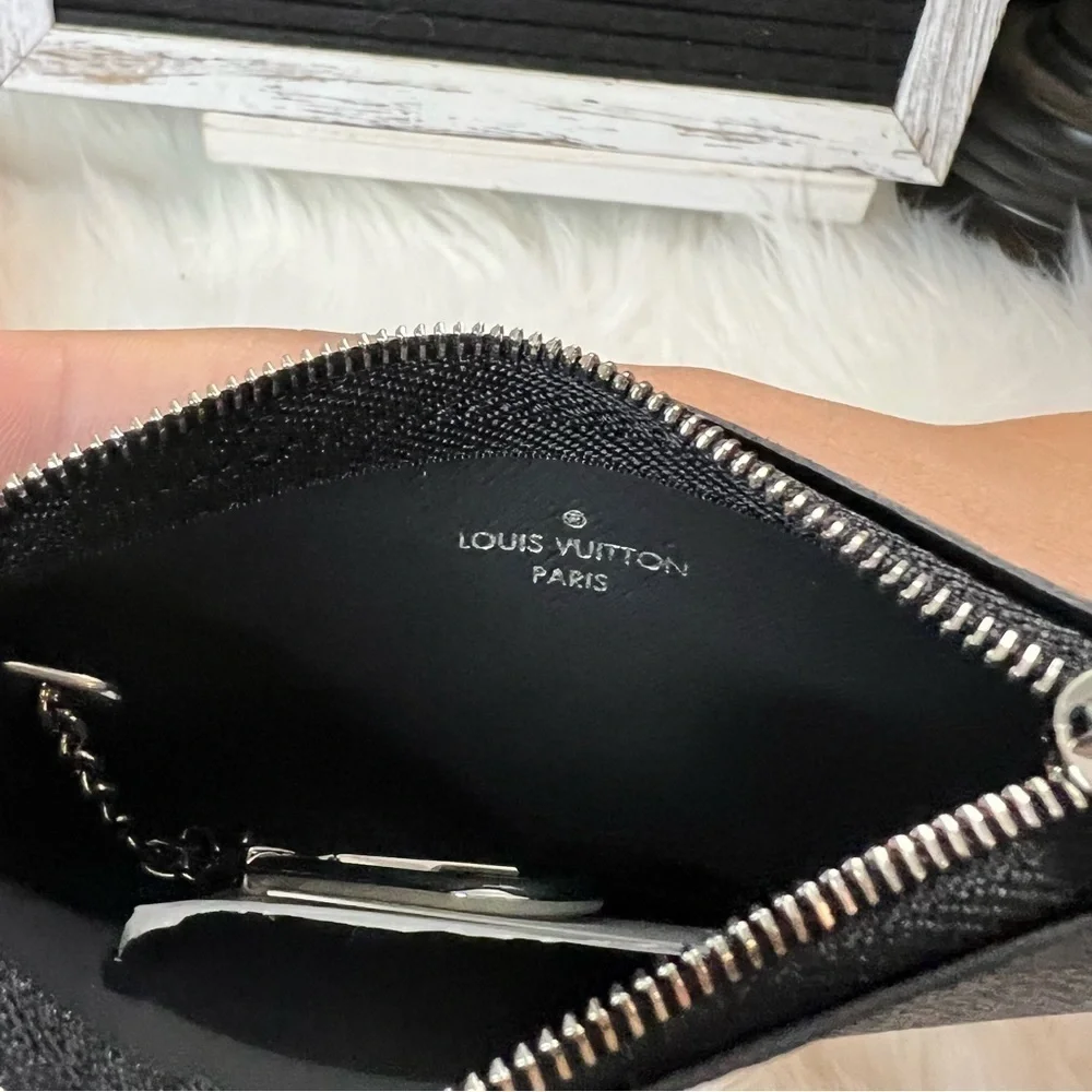 𝅺LOUIS vuitton keycles graphite NWT